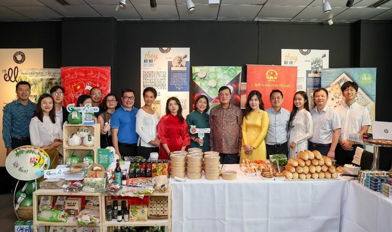 Le stand de l’ambassade du Vietnam à Singapour dans le cadre du programme Francophone Eat 2024. L’ambassadeur Mai Phuoc Dung est la 6e personne de droite à gauche. Photo : Ambassade du Vietnam à Singapour. 