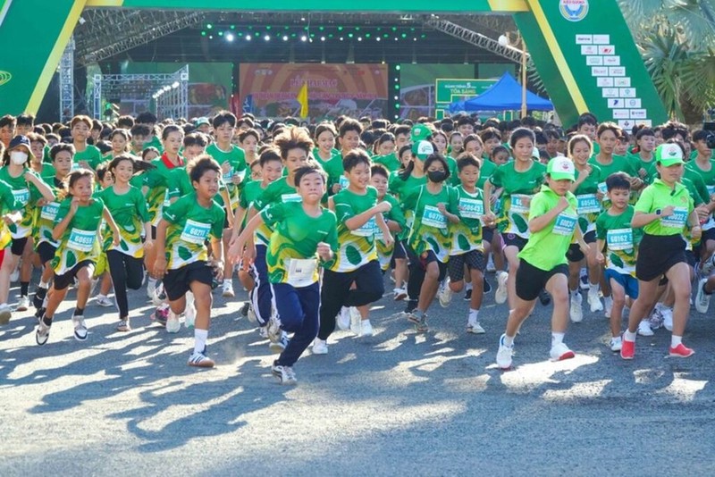 Les enfants participent au marathon international Vietcombank à Hâu Giang, le 7 juillet. Photo : CVN. 