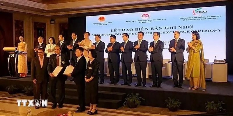 La cérémonie de signature a lieu le 31 juillet au Forum d'affaires Vietnam-Inde à New Delhi, en présence du Premier ministre vietnamien Pham Minh Chinh et de nombreux ministres et responsables des deux pays. Photo : VNA.