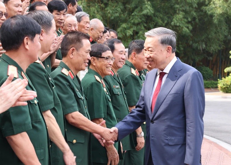 Le Secrétaire général du Parti et Président Tô Lâm rencontre des anciens combattants de la division 308. Photo : VNA.