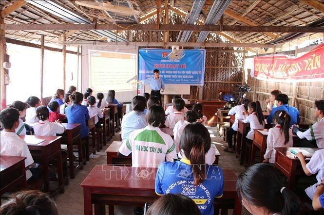 La classe d’anglais gratuits en faveur des jeunes, adolescents et enfants issus d'ethnies minoritaires, à la pagode Mahamankolransaykhu dans la 3e arrondissement de la ville de Vi Thanh. Photo : VNA.