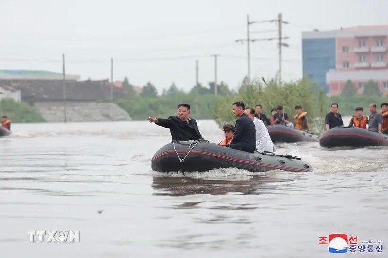 Le dirigeant nord-coréen Kim Jong-un se rend dans des zones ravagées dans la province de Pyongan, le 31 juillet 2024. Photo : KCNA.