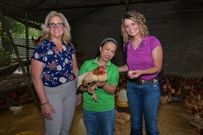 Deux agricultrices américaines visitent la ferme de la coopérative de volailles biologiques Thu Thoan. Photo : NN. 