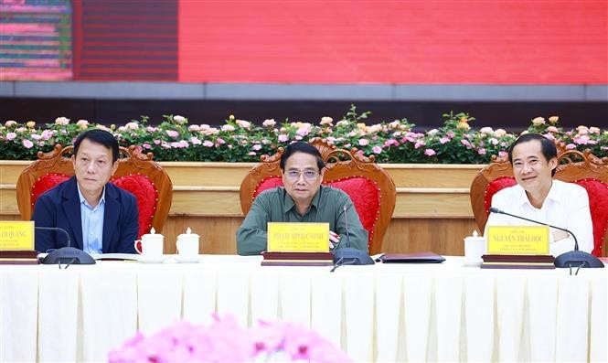 Le PM Pham Minh Chinh (au milieu) a travaillé le 25 août avec la Permanence du Comité provincial du Parti de Lam Dong. Photo : VNA.