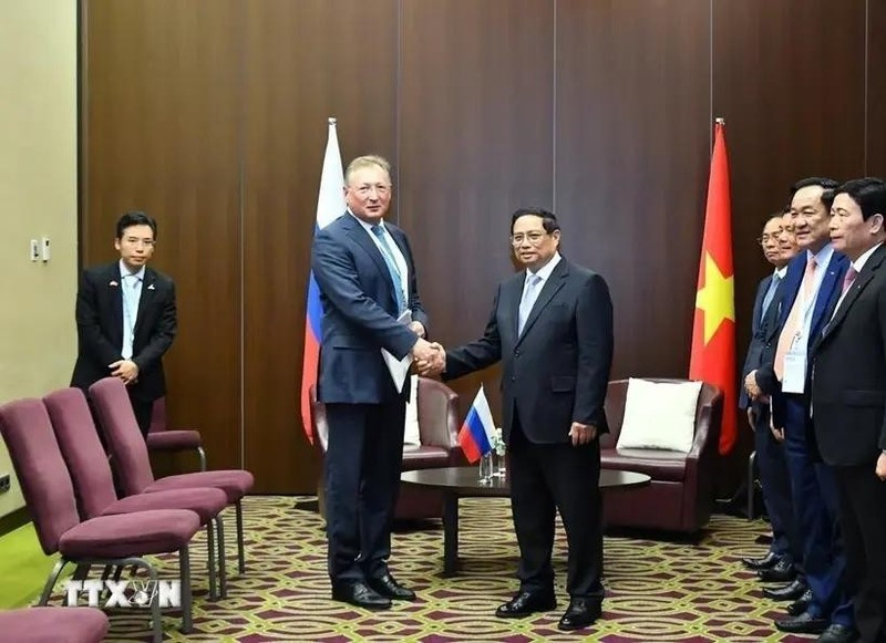 Le Premier ministre Pham Minh Chinh (à droite) et le directeur général de la société russe Zarubezhneft, Kudryashov Sergueï Ivanovitch. Photo : VNA