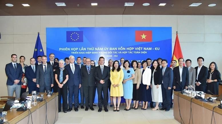 Les délégués vietnamiens et européens présents à la 5e réunion, à Hanoi, le 22 octobre. Photo : VNA.