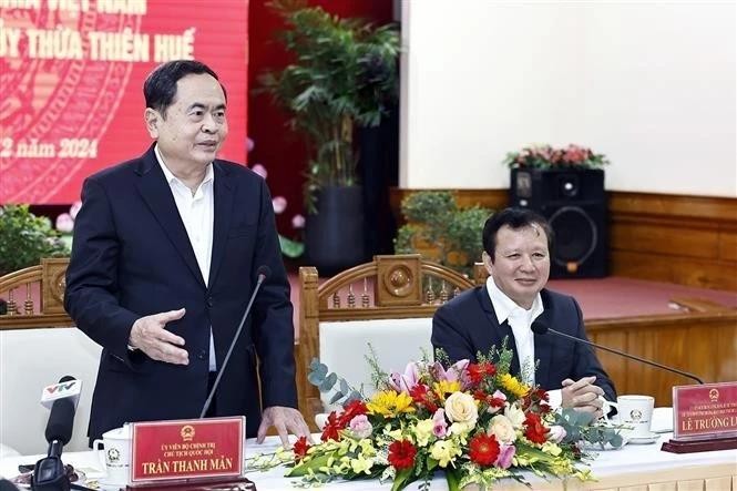 Le président de l'Assemblée nationale, Tran Thanh Man (debout), lors de la séance de travail. Photo : VNA. 