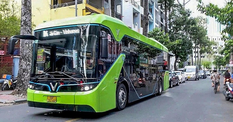 Les nouvelles lignes de bus qui ouvriront à Hô Chi Minh-Ville à partir de 2025 seront toutes électriques. Photo : tuoitre.vn 