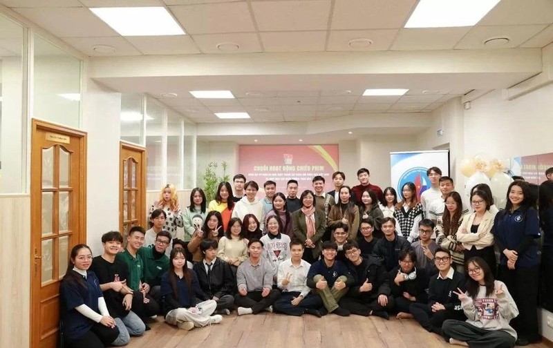 Des jeunes vietnamiens en Russie montrent leur intérêt accordé à des films historiques nationaux. Photo : Association des étudiants vietnamiens en Russie. 