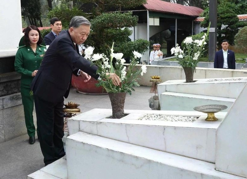 Le chef du Parti rend hommage aux personnes tombées pour la Patrie à Ha Tinh. Photo : VNA. 