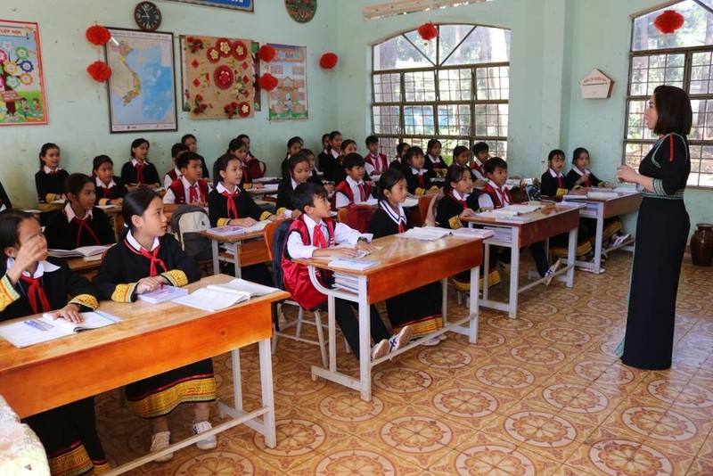 Le droit à l’éducation des minorités ethniques est toujours garanti au Vietnam. Sur la photo : une leçon dispensée dans le collège-internat pour les minorités ethniques, dans le district de Chu Pah, province de Gia Lai. Photo : BP