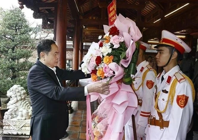 Le président de l'AN rend hommage au général Nguyen Chi Thanh. Photo : VNA. 