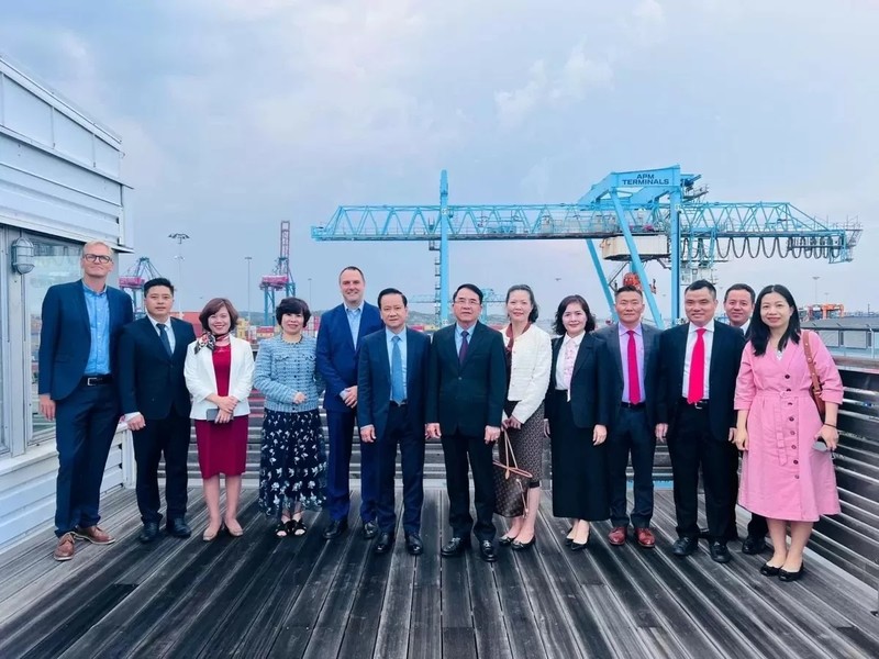 La délégation de la ville de Hai Phong et de Saigon Newport Corporation a visité le port de Göteborg avant de signer un protocole de coopération en septembre 2024. Photo : Bureau commercial du Vietnam en Suède