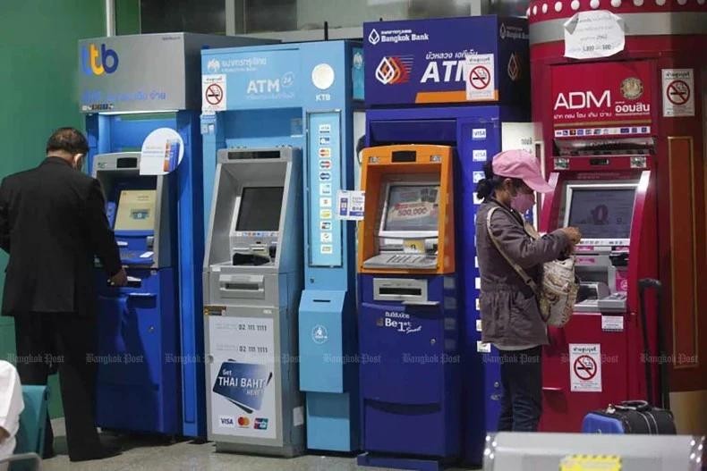 Les clients utilisent des distributeurs automatiques de billets et des machines de dépôt d'argent dans un grand magasin. Photo : bangkokpost.com 