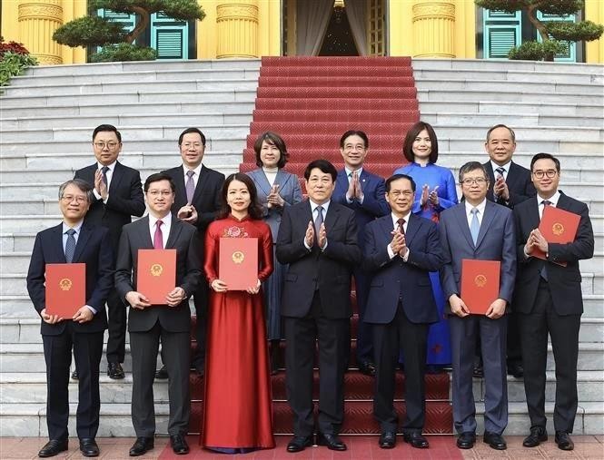 Les nouveaux ambassadeurs vietnamiens officiellement investis de leurs fonctions par le chef de l'Etat. Photo : VNA. 