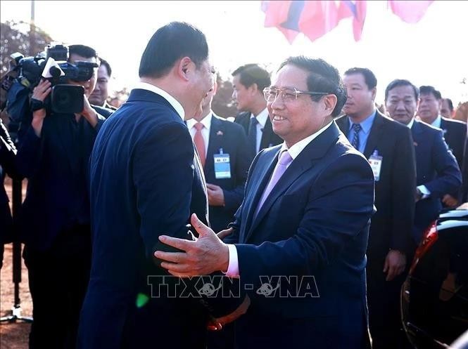 Les Premiers ministres vietnamien (à droite) et lao lors de la cérémonie d'inauguration du Parc de l'amitié Vietnam-Laos (Photo : VNA.