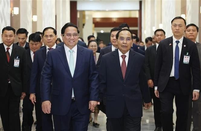 Le Premier ministre Pham Minh Chinh (gauche) et le vice-président de l'État lao Bounthong Chitmany. Photo : VNA. 