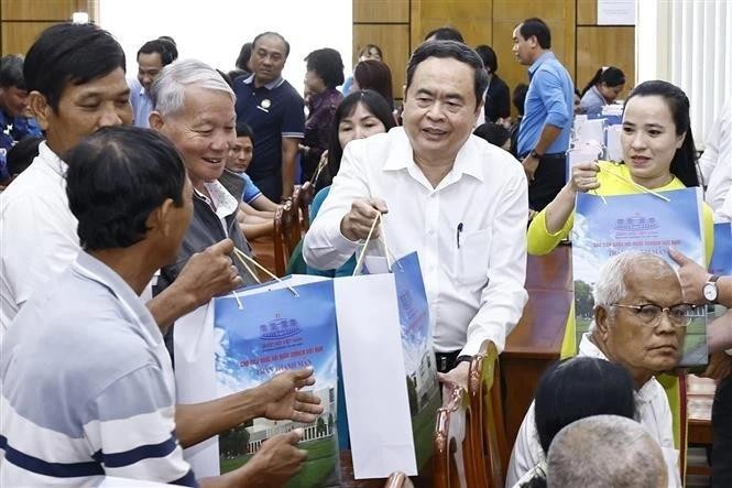 Le président de l'AN Tran Thanh Man offre des cadeaux aux démunis de Tra Vinh. Photo : VNA. 