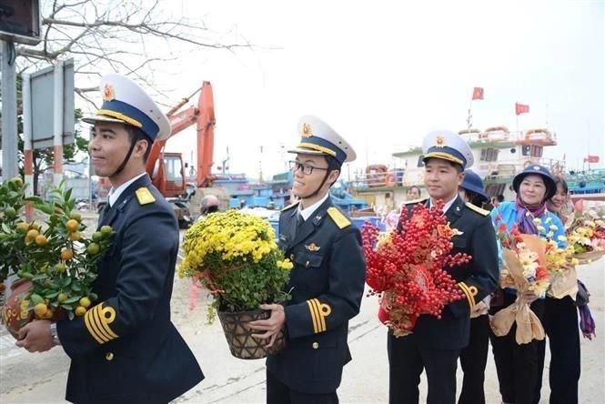 Des unités transportant des marchandises et des cadeaux du Têt vers l'île de Ly Son. Photo : VNA. 