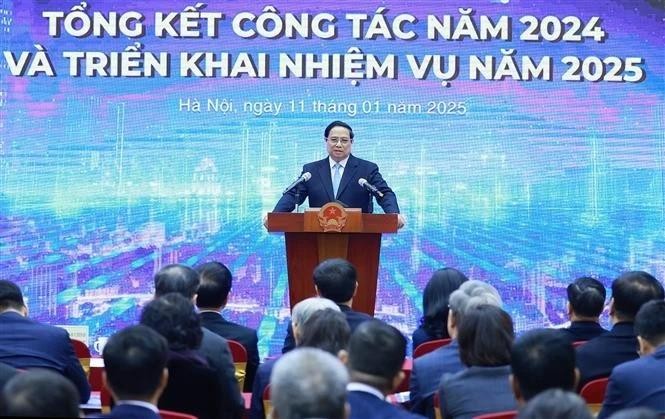 Le Premier ministre travaille avec la Tévision nationale du Vietnam (VTV). Photo : VNA 