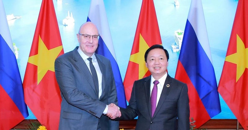 Le vice-Premier ministre Tran Hong Ha (droite) et son homologue russe Dmitry Nikolayevich Chernyshenko. Photo: VNA 