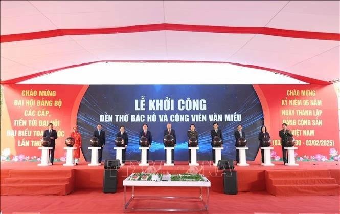 Le secrétaire général To Lam assiste à la mise en chantier du projet «Temple de l'Oncle Hô et parc Van Mieu» dans la ville de Bac Ninh. Photo : VNA. 