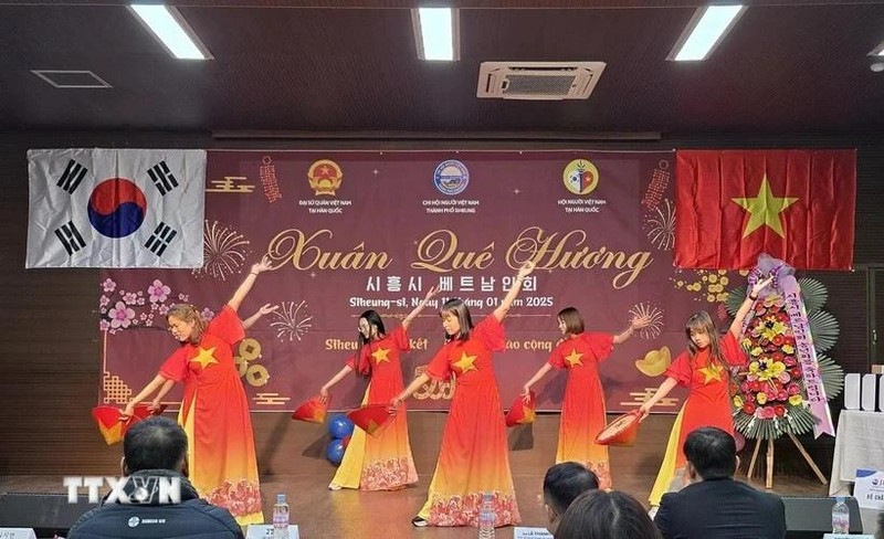 A Siheung, en République de Corée, l'Association vietnamienne locale a organisé une fête du printemps pleine de dynamisme pour accueillir le Nouvel An 2025. Photo : VNA. 