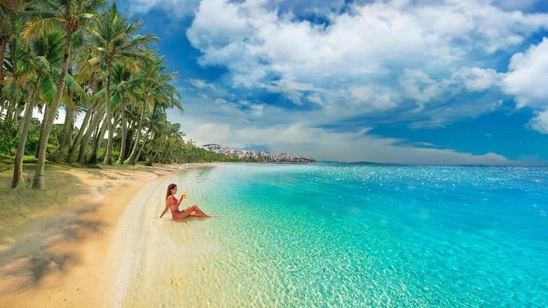 Profiter d'une plage privée et de boissons haut de gamme, les visiteurs seront perdus dans un paradis tropical. Photo : Sun Group. 