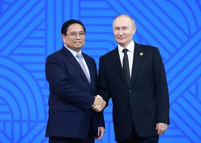 Le président russe Vladimir Putin (à gauche) accueille le Premier ministre vietnamien Pham Minh Chinh au Sommet des BRICS 2024. Photo : VNA 