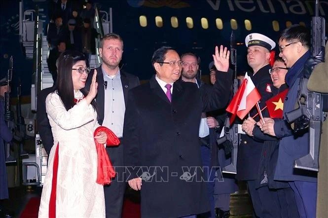 Le Premier ministre Pham Minh Chinh, son épouse Le Thi Bich Tran et une délégation vietnamienne les accompagnant sont arrivés le 15 janvier (heure locale) à l'aéroport Frédéric Chopin à Varsovie. Photo : VNA. 