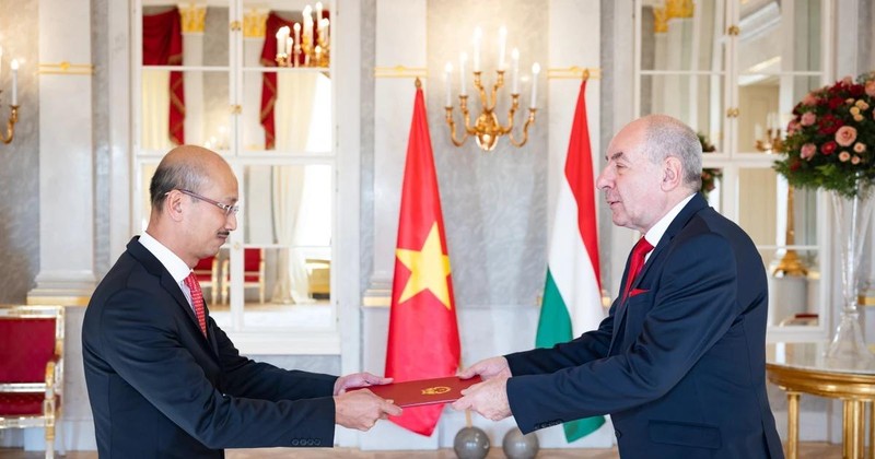 L'ambassadeur Bui Le Thai (gauche) et le président hongrois Sulyok Tamás. Photo : VNA. 