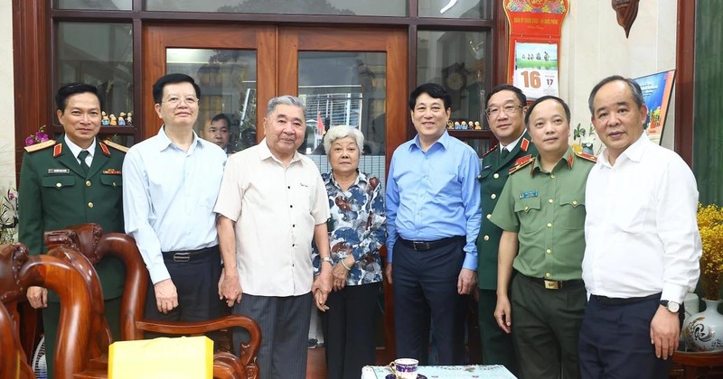 Le président Luong Cuong (5e, de gauche à droite) rend visite à la famille de Vo Dai Nhân et Vo Thi Vân, deux vétérans révolutionnaires exceptionnels de la ville de Long Xuyên. Photo: VNA 