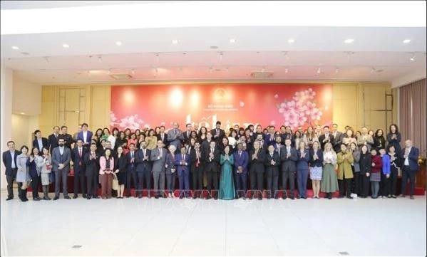 Les diplomates et les représentants des bureaux des organes de presse étrangers au Vietnam posent lors de la rencontre organisée par le ministère des Affaires étrangères. Photo: VNA 