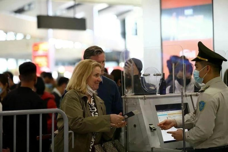 Vérifier les informations des passagers avant d'entrer dans le point de contrôle de sécurité. Photo: VNA 