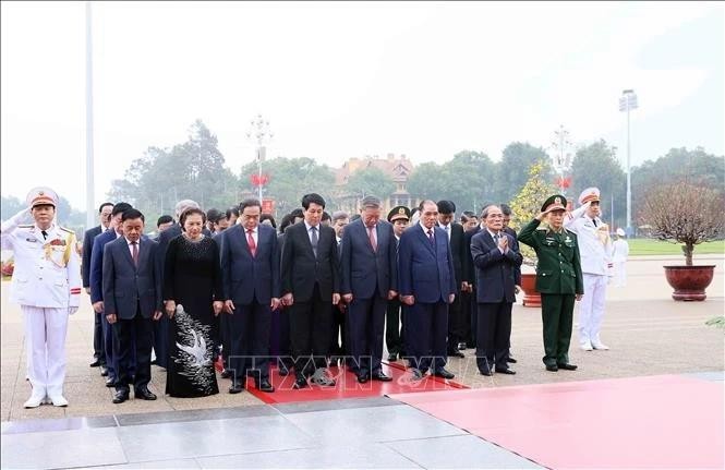 Des dirigeants rendent hommage au Président Hô Chi Minh en son mausolée à Hanoï, à l'occasion du Nouvel An du Serpent 2025. Photo : VNA. 