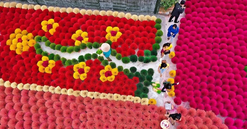 Des bouquets d'encens aux couleurs vives créent un effet visuel incroyable. Photo : VNP. 