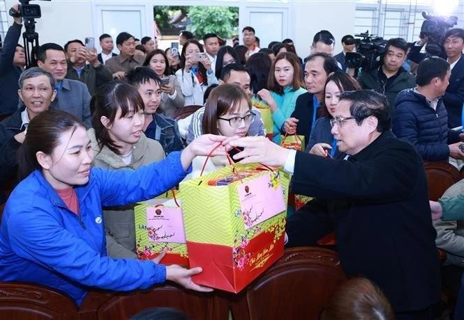 Le Premier ministre Pham Minh Chinh offre des cadeaux aux ouvriers au district de Ngoc Lac, dans la province de Thanh Hoa. Photo : VNA. 