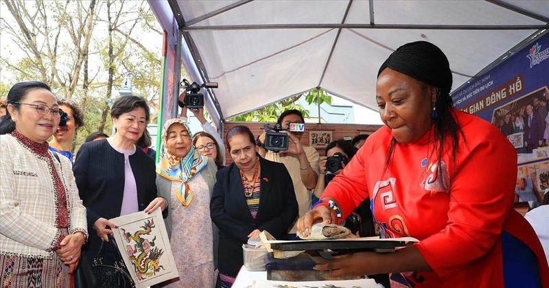 Les ambassadrices et représentants d'organisations internationales au Vietnam découvrent des estampes populaires au village de Dong Ky, ville de Tu Son, province de Bac Ninh. Photo : VNA 