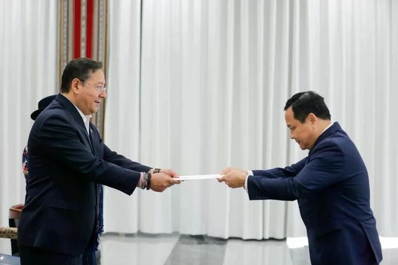 L’ambassadeur du Vietnam au Brésil et en Bolivie, Bui Van Nghi (à droite), présente ses lettres de créance au président bolivien Luis Alberto Arce. Photo : VNA.