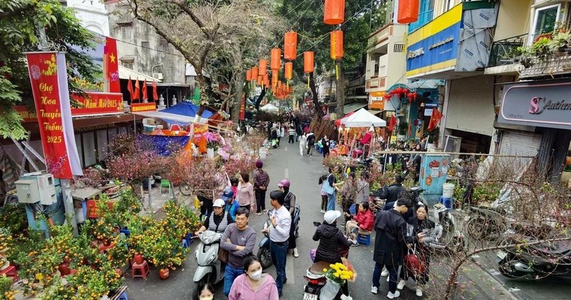 Marché aux fleurs de la rue Hàng Luoc, à Hanoi. Photo : VNA 