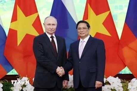 Le Premier ministre Pham Minh Chinh (à droite) rencontre le président russe Vladimir Poutine à Hanoi, en juin 2024. Photo : VNA. 