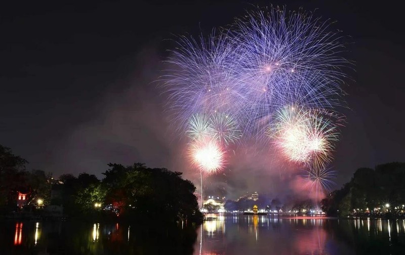 Des feux d'artifice illuminent le ciel au-dessus du lac Hoan Kiem pour célébrer l'Année du Serpent 2025. Photo : VNA.