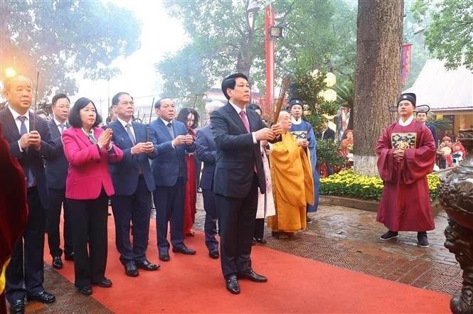 Le président de la République, Luong Cuong, préside une cérémonie d'offrande d'encens dans la cour du palais Kinh Thiên, au cœur de la citadelle impériale de Thang Long, à Hanoï. Photo: VNA 