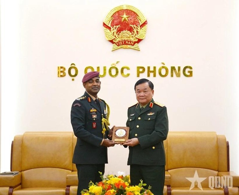 Le général de corps d’armée Hoàng Xuân Chiên, vice-ministre vietnamien de la Défense (droite) et le colonel S. Muthukrishnan, attaché de défense indien au Vietnam Photo : qdnd.vn 