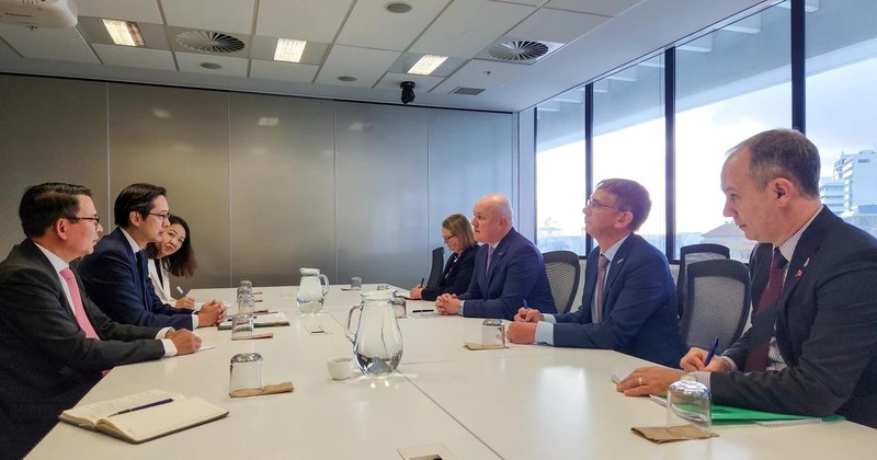 Le vice-ministre vietnamien des Affaires étrangères Dô Hung Viêt (au centre, à gauche) lors de son entrevue avec le Premier ministre néo-zélandais Christopher Luxon. Photo: VNA 