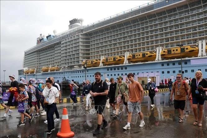 Des croisiéristes étrangers arrivent à Hué. Photo: VNA 