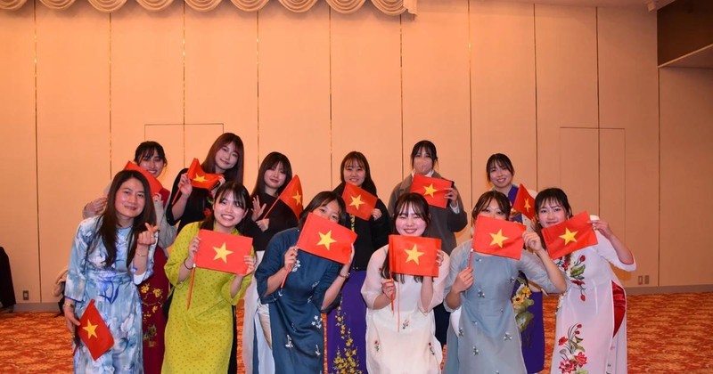 Des étudiantes de vietnamiens de l'Université d'Osaka au programme « Journée culturelle du Vietnam au Japon ». Photo: VNA 