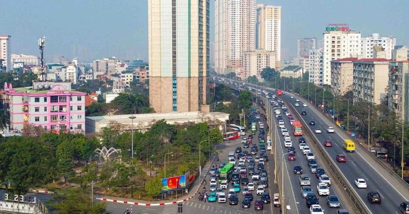 Des files de voitures sur la route pendant le Têt du Serpent 2025, à Hanoi. Photo; VNA 