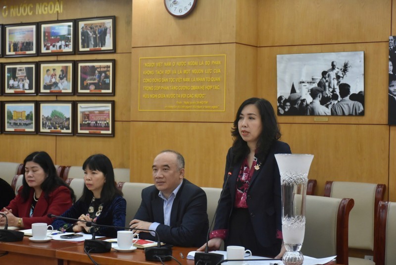 La vice-ministre et présidente du Comité d’État pour les Vietnamiens de l’étranger, Mme Lê Thị Thu Hang, a rencontré des représentants de l’Union des associations vietnamiennes en République tchèque. Photo : thoidai.