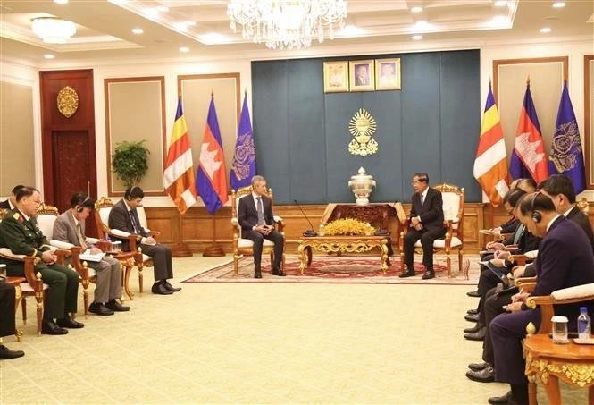 Le président du Sénat cambodgien et président du Parti du peuple cambodgien (PPC), Samdech Techo Hun Sen (droite) reçoit l'ambassadeur du Vietnam nouvellement accrédité au Cambodge, Nguyen Minh Vu. Photo : VNA 